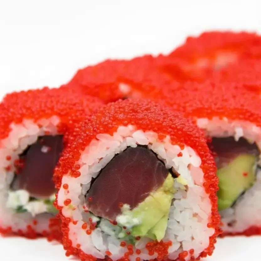 Рол Каліфорнія з тунцем в тобіко