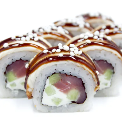 Ролл с угрем, киви и тунцом