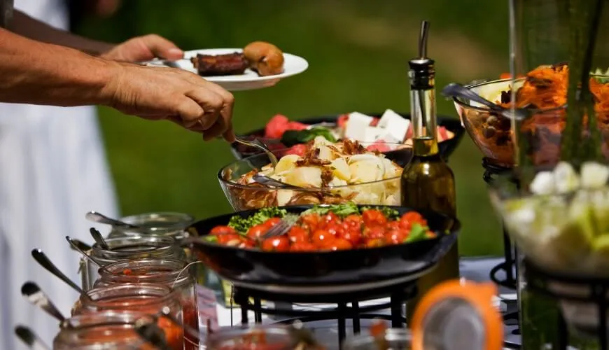 Кейтеринг на природе: сделать самому или позвать профессионалов?