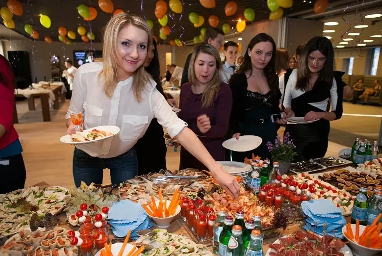 Современные тенденции в оформлении фуршетных линий