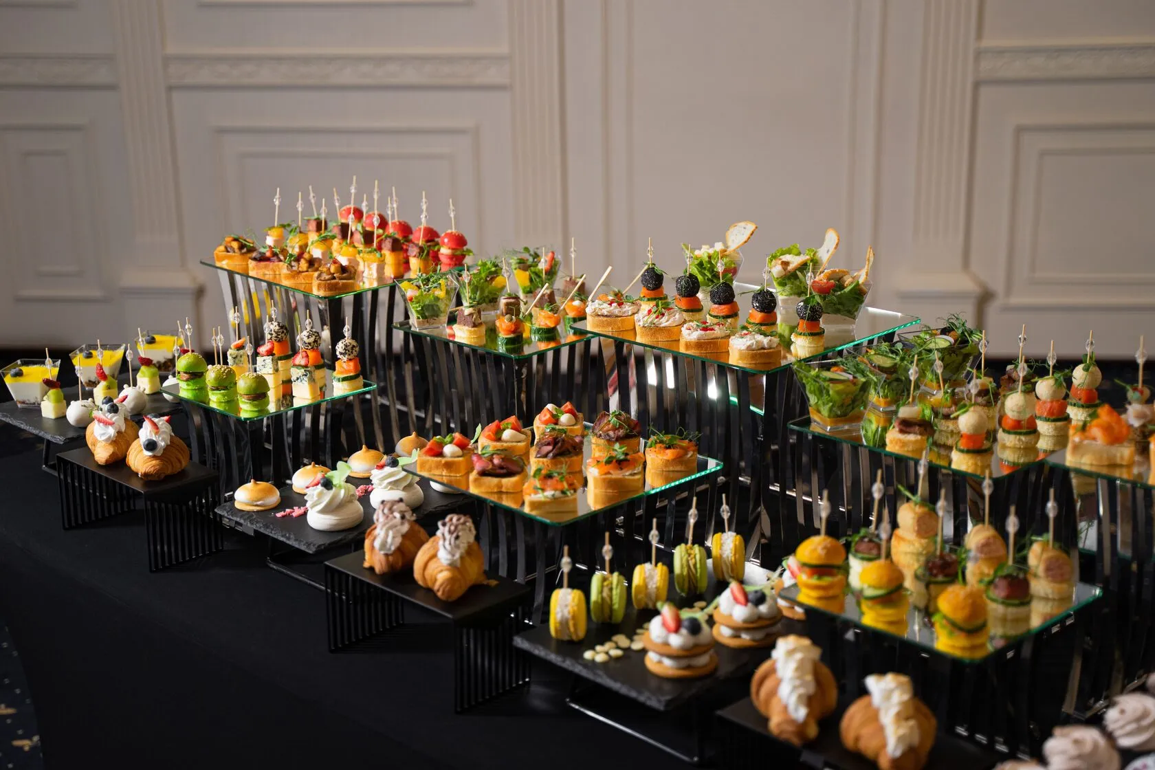 Оформление фуршетного стола