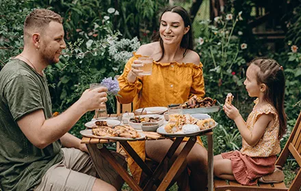 Як влаштувати пікнік вдома: вечір барбекю, коли немає гриля?