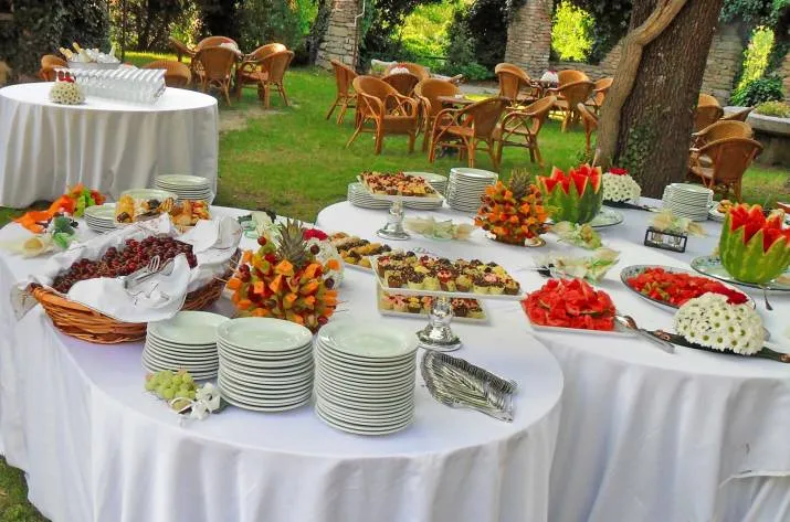 Кейтеринг или ресторан? В двух словах о преимуществах выездного обслуживания