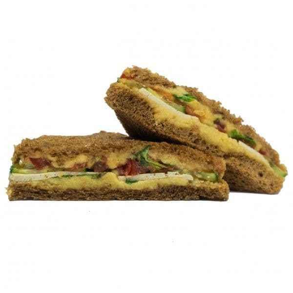 Вегетарианский сэндвич с хумусом и тофу, овощами и мятой
