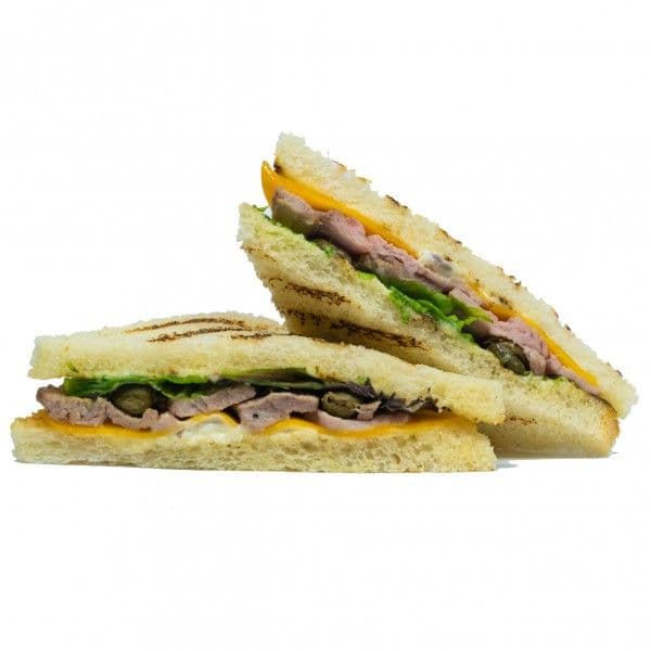 Сэндвич с сочным ростбифом, сыром чеддер, каперсами и микс салата